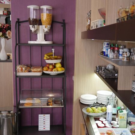 Hostal 4C Cuatro Caminos Madrid Bagian luar foto
