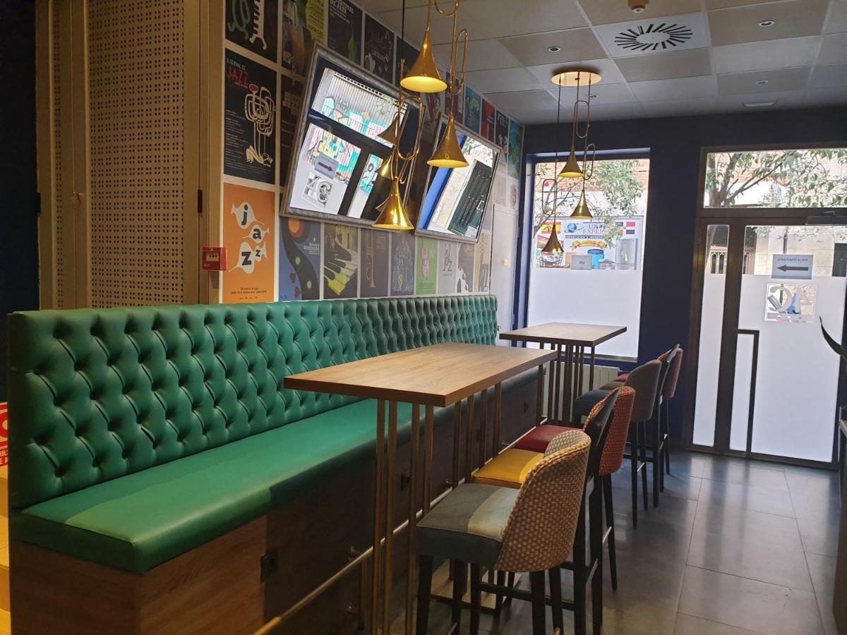 Hostal 4C Cuatro Caminos Madrid Bagian luar foto