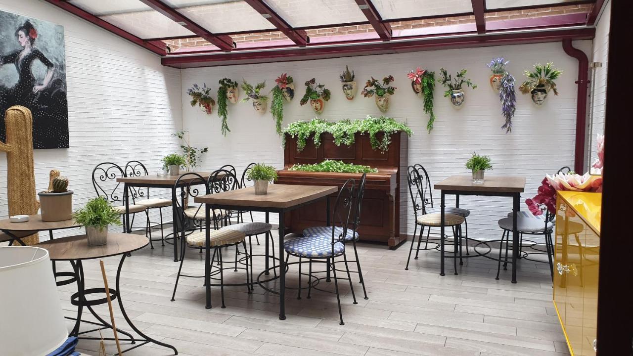 Hostal 4C Cuatro Caminos Madrid Bagian luar foto