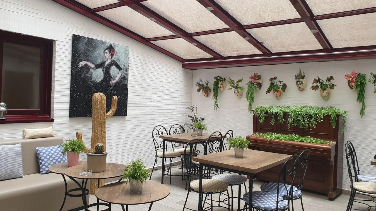 Hostal 4C Cuatro Caminos Madrid Bagian luar foto