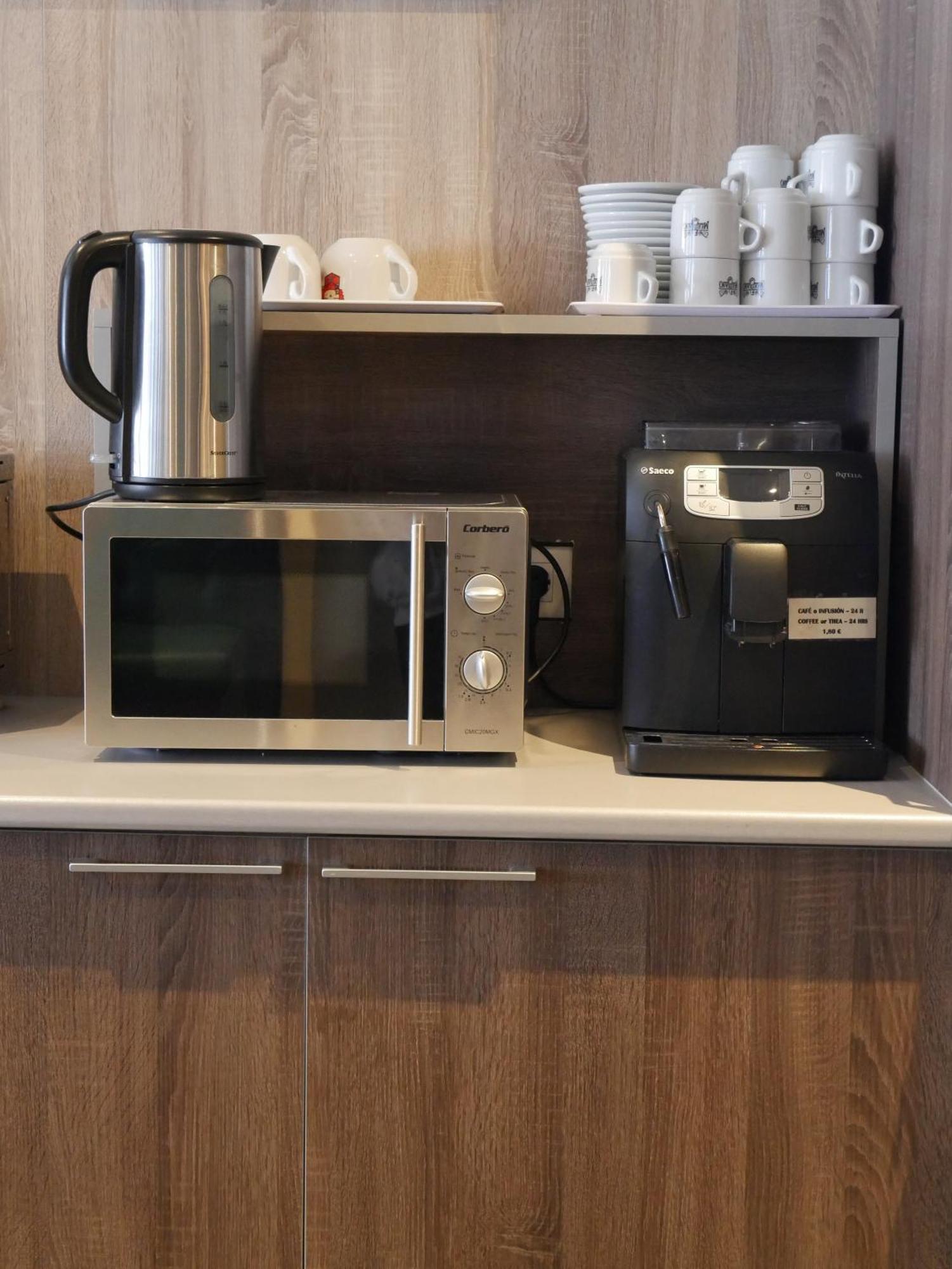 Hostal 4C Cuatro Caminos Madrid Bagian luar foto