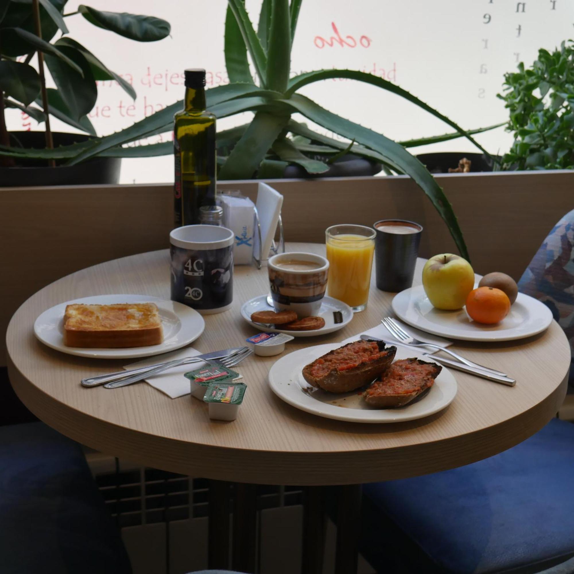 Hostal 4C Cuatro Caminos Madrid Bagian luar foto
