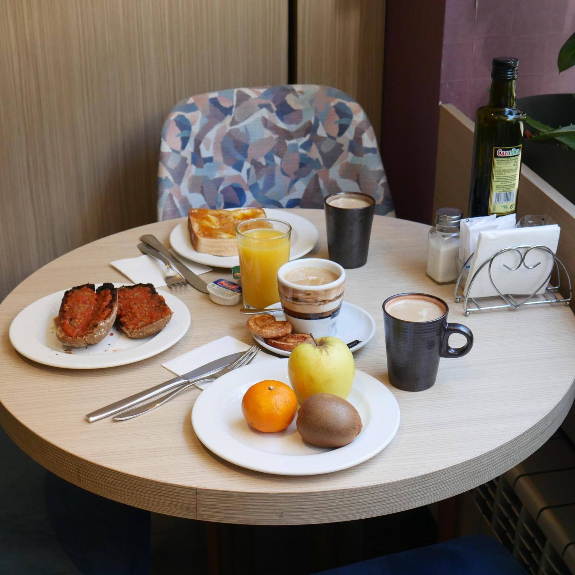 Hostal 4C Cuatro Caminos Madrid Bagian luar foto