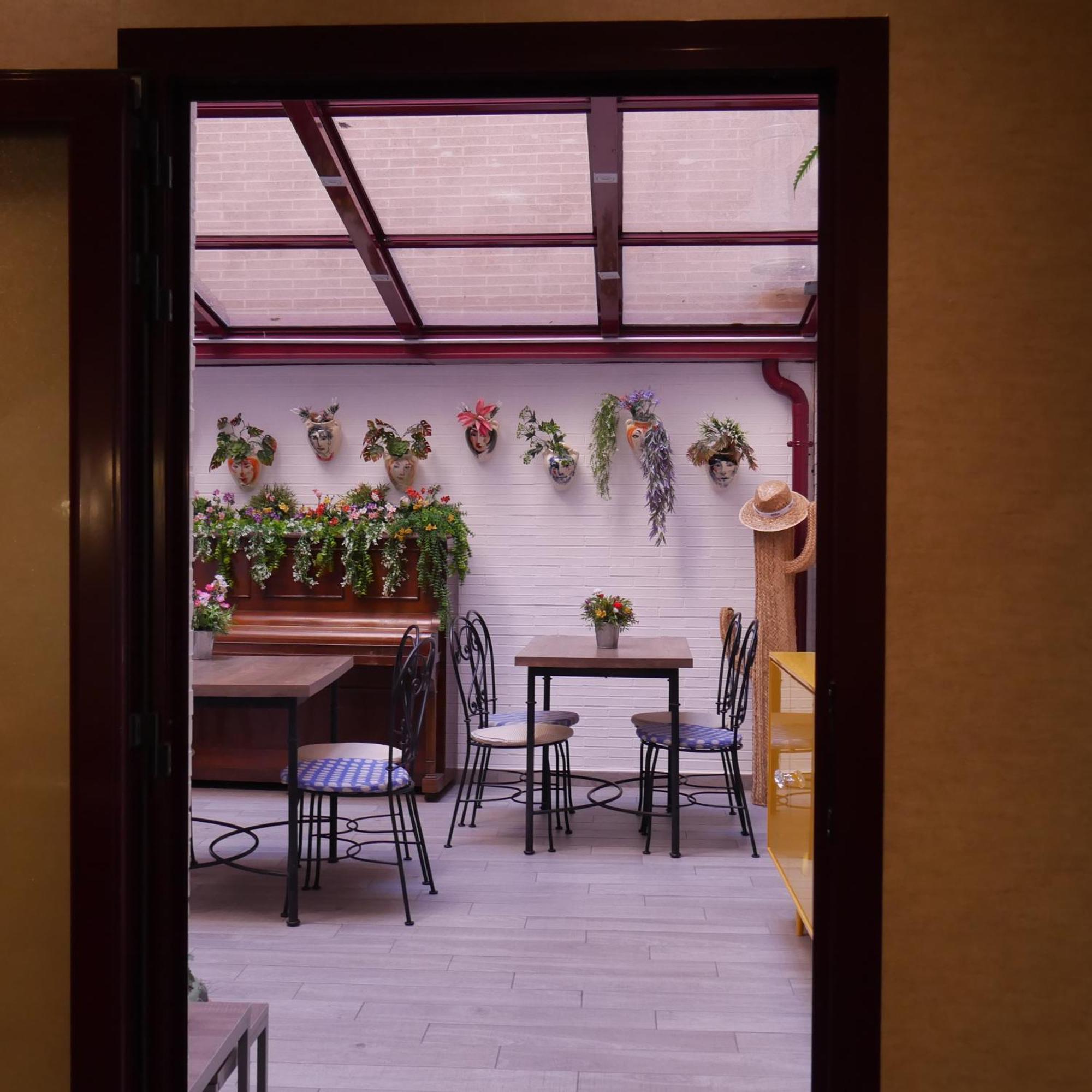 Hostal 4C Cuatro Caminos Madrid Bagian luar foto