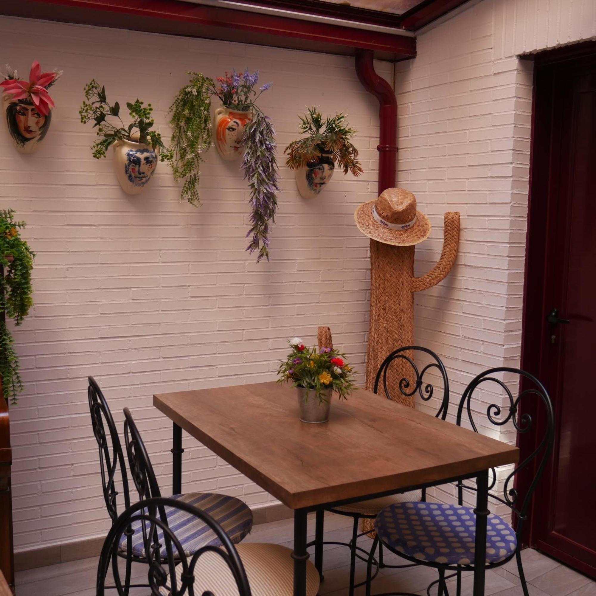 Hostal 4C Cuatro Caminos Madrid Bagian luar foto