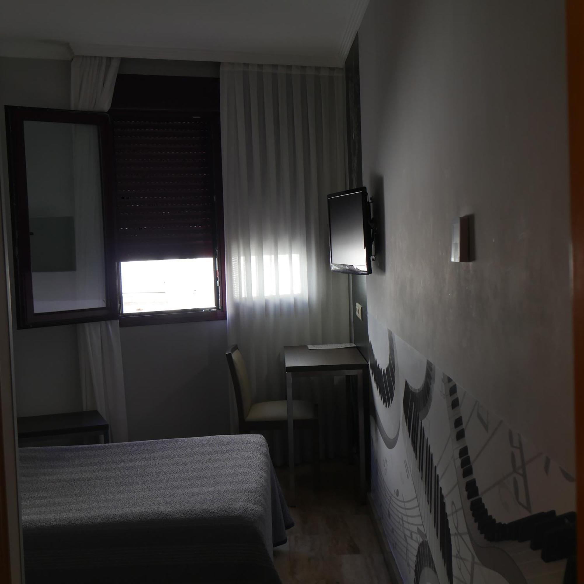 Hostal 4C Cuatro Caminos Madrid Ruang foto