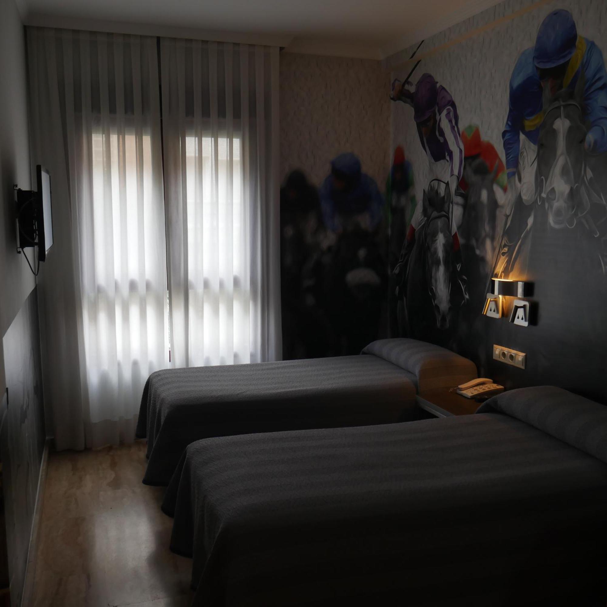 Hostal 4C Cuatro Caminos Madrid Bagian luar foto