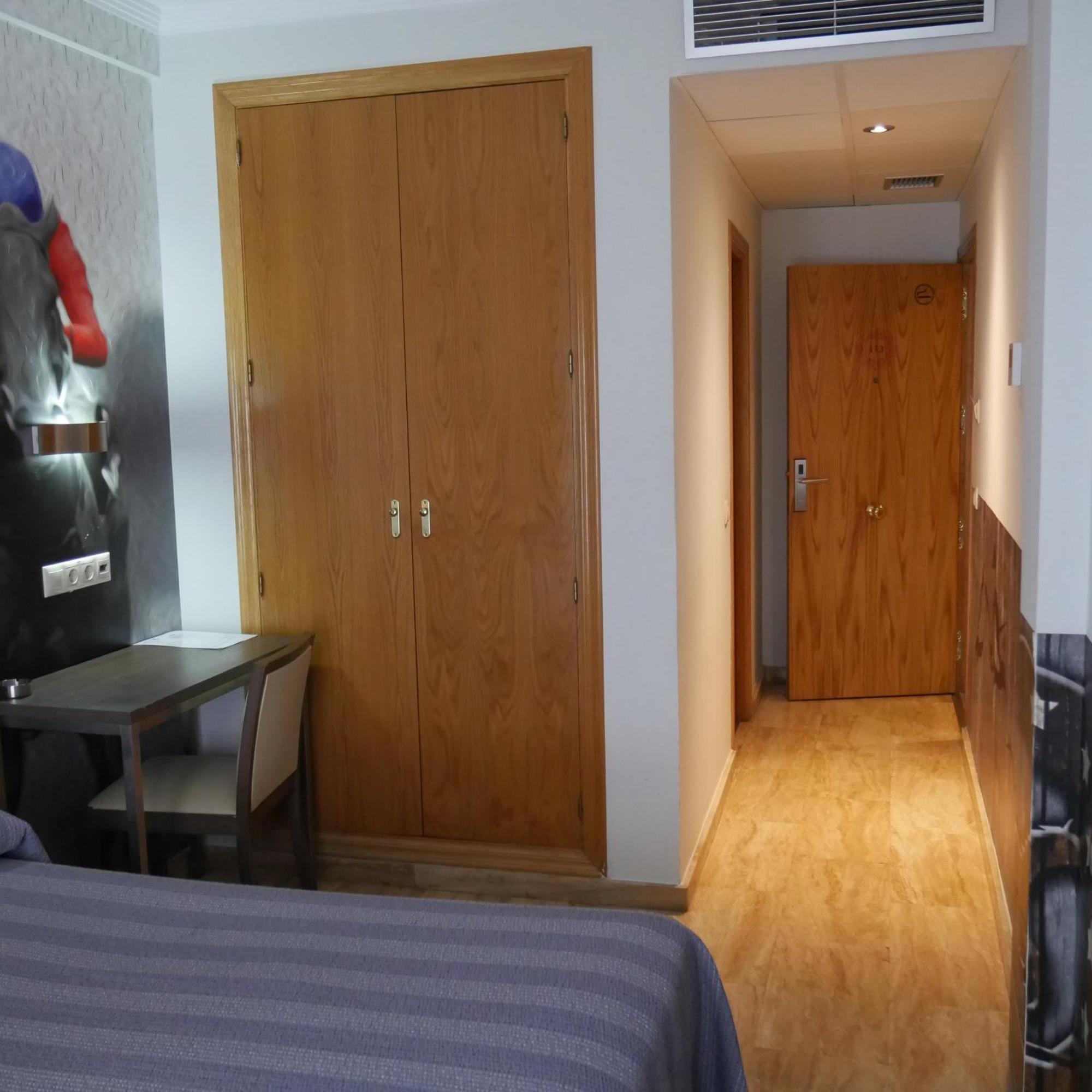 Hostal 4C Cuatro Caminos Madrid Ruang foto