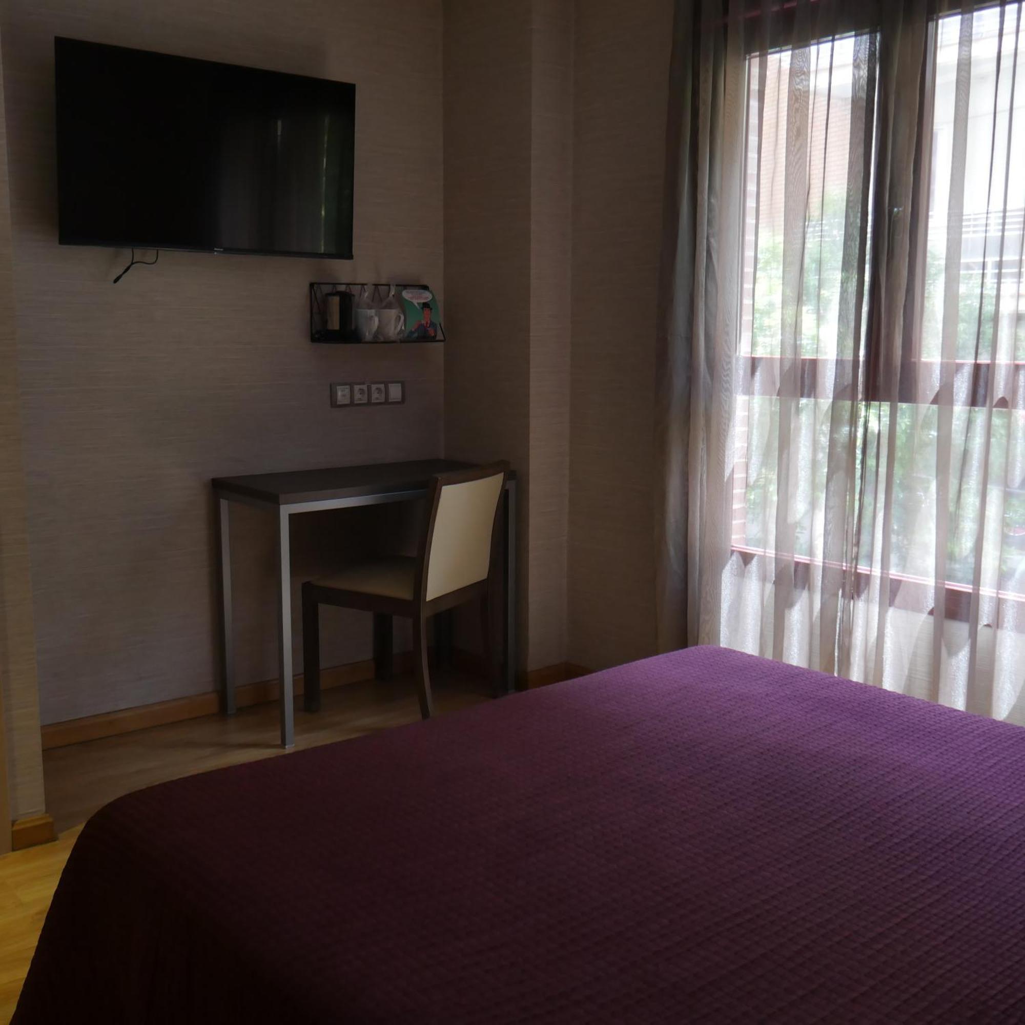 Hostal 4C Cuatro Caminos Madrid Bagian luar foto
