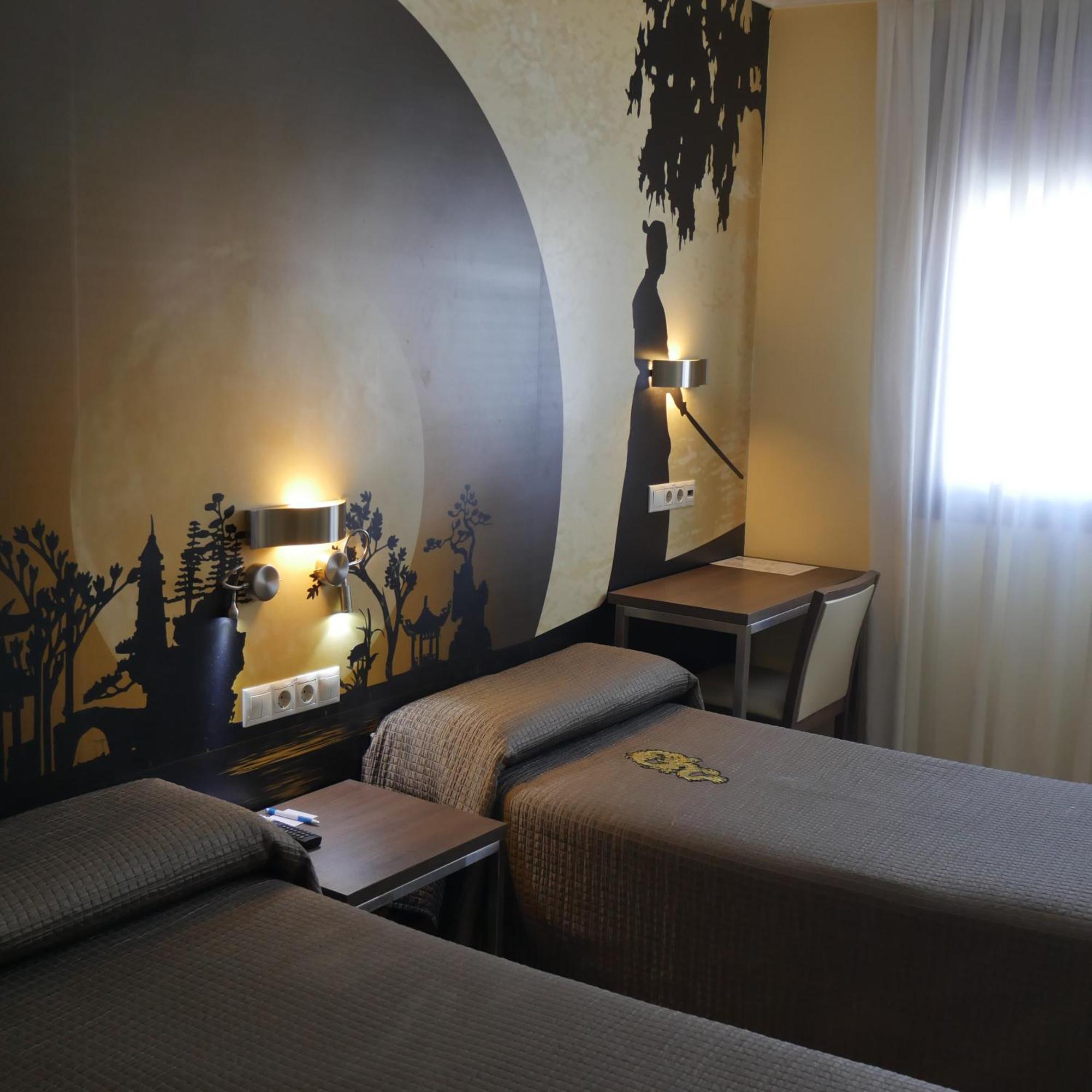 Hostal 4C Cuatro Caminos Madrid Bagian luar foto