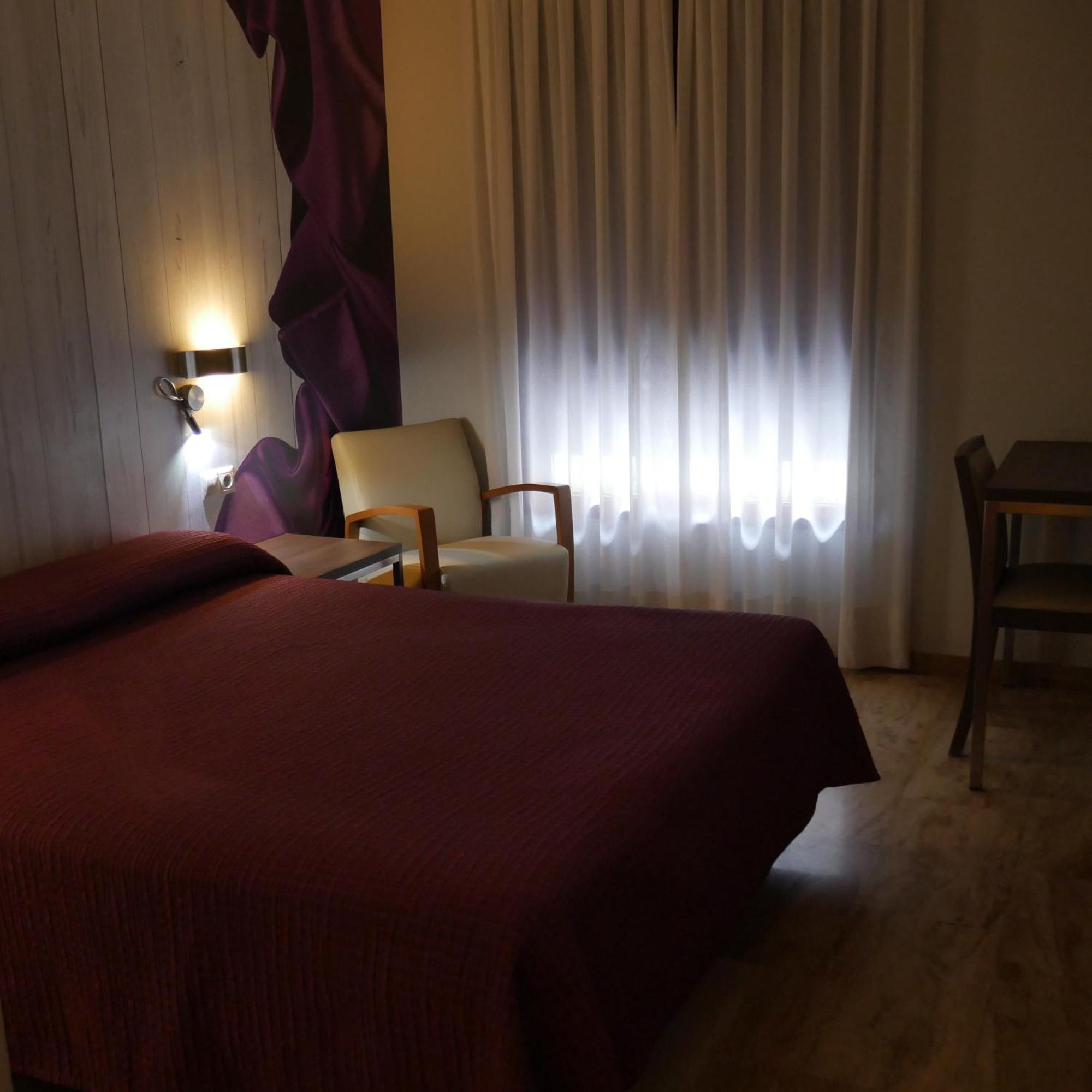 Hostal 4C Cuatro Caminos Madrid Ruang foto