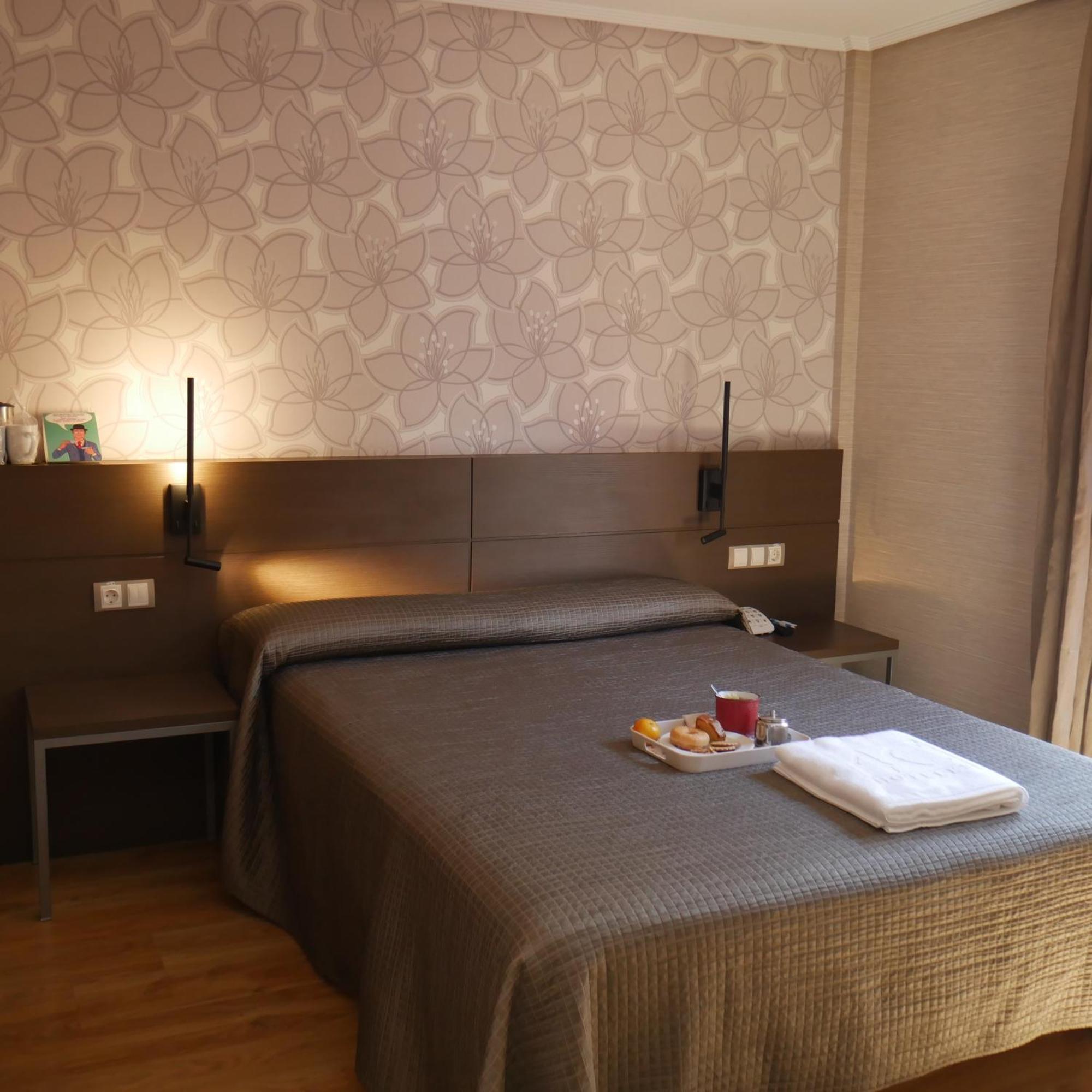 Hostal 4C Cuatro Caminos Madrid Bagian luar foto