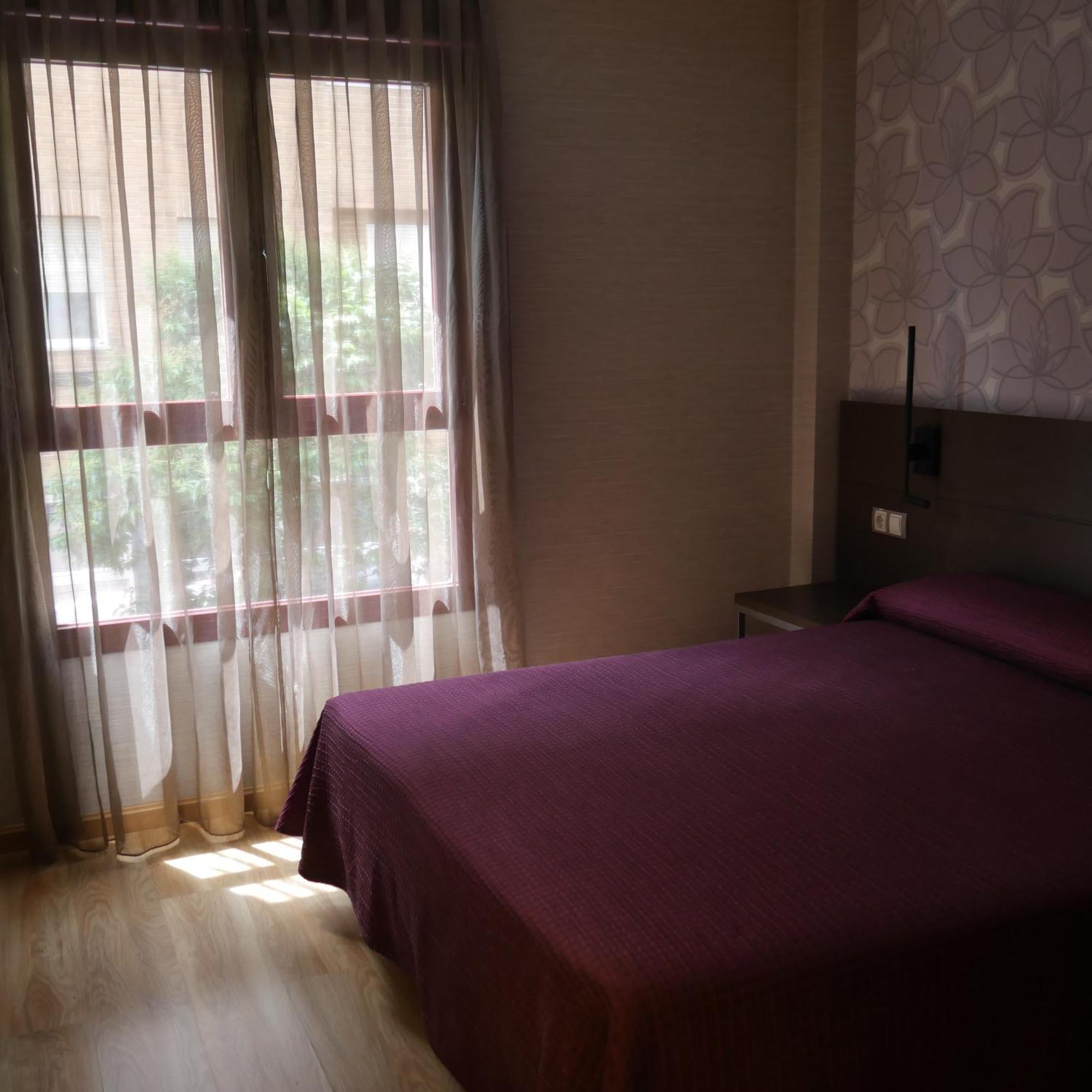 Hostal 4C Cuatro Caminos Madrid Bagian luar foto