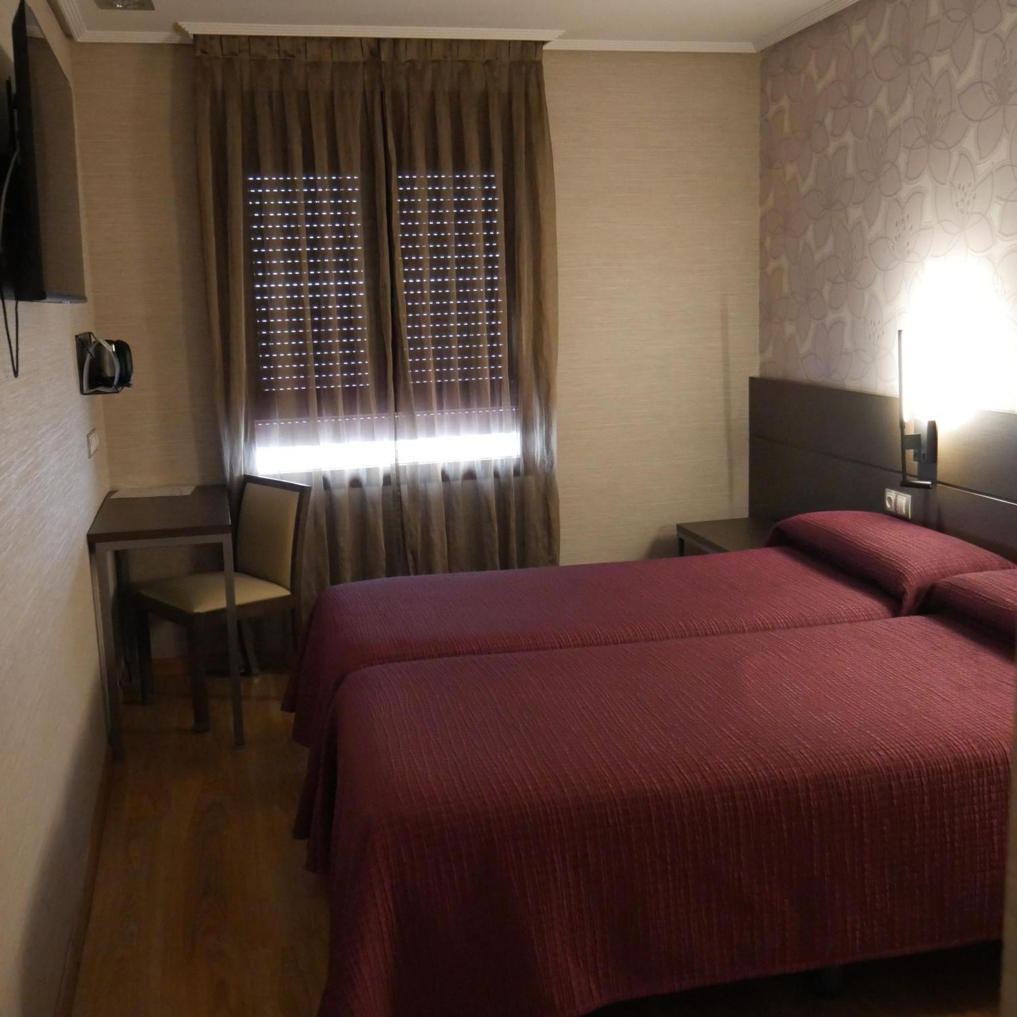 Hostal 4C Cuatro Caminos Madrid Bagian luar foto