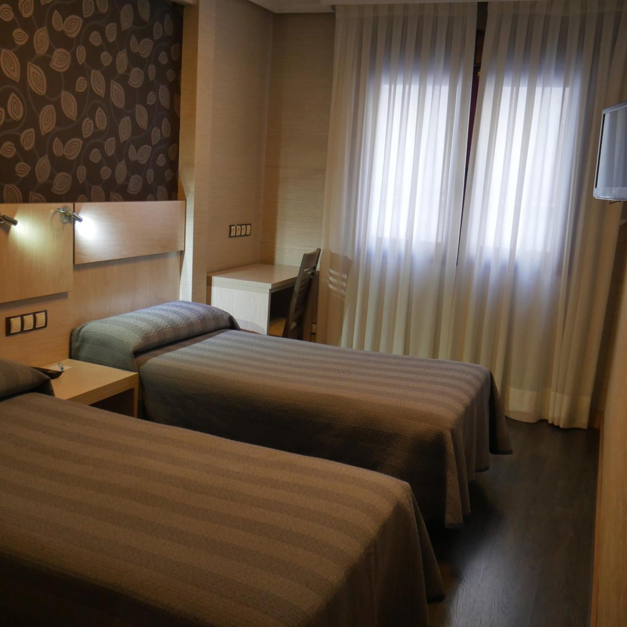Hostal 4C Cuatro Caminos Madrid Bagian luar foto
