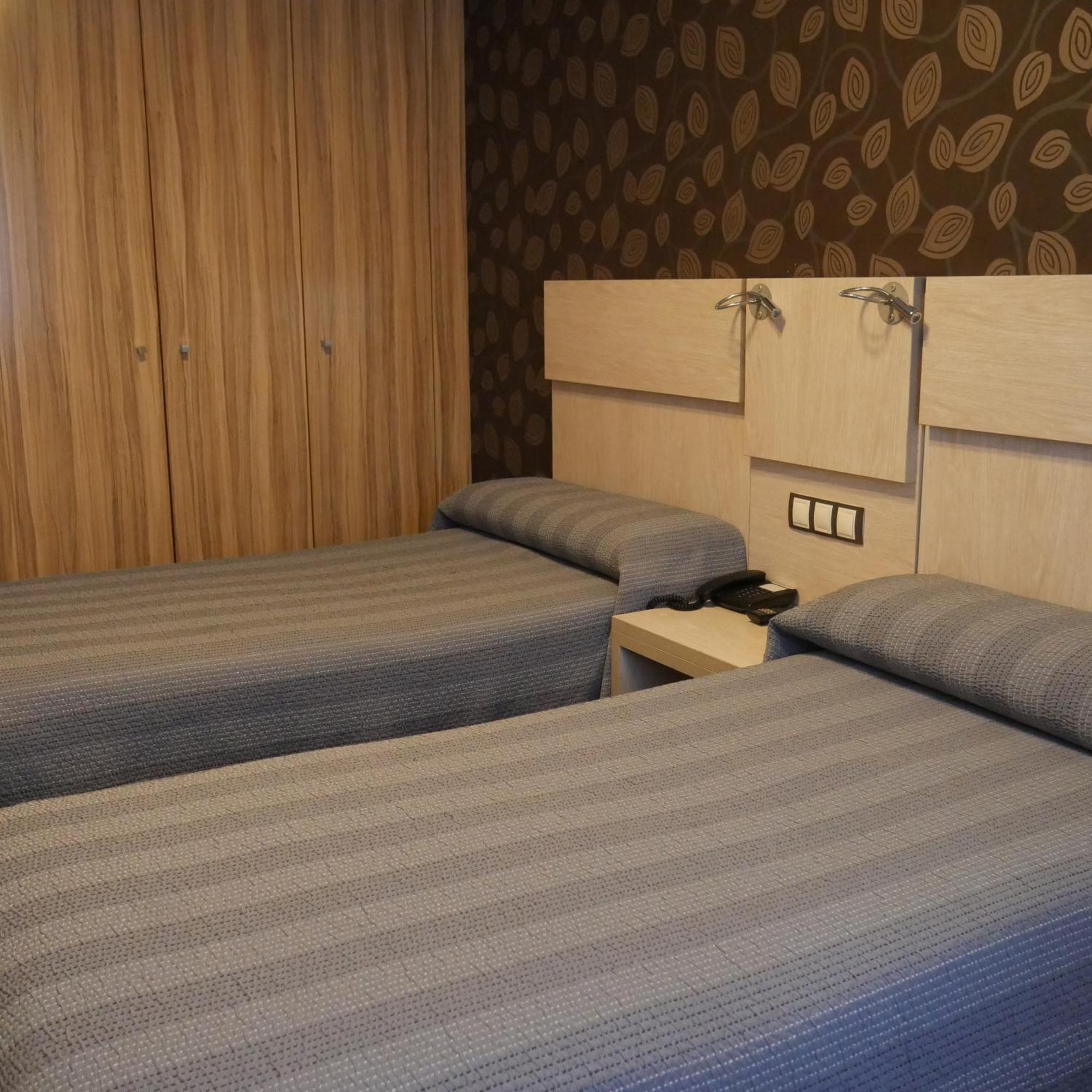 Hostal 4C Cuatro Caminos Madrid Ruang foto